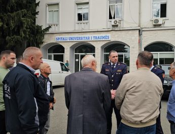 Drejtori i Përgjithshëm takohet në Spitalin e Traumës, me familjarët e punonjësit të Policisë që u aksidentua në Peshkopi