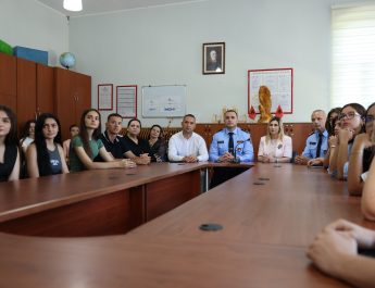 Shkodër/Drejtori i Përgjithshëm Ilir Proda, takim me maturantë, për t’i orientuar për studime në AS
