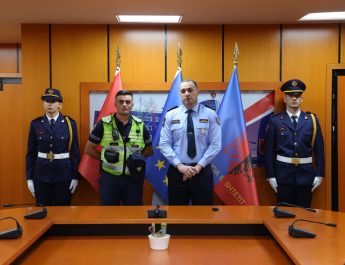 Drejtori i Përgjithshëm i dorëzon Inspektor Klajdi Mustaj, Certifikatën për Shërbime të Dalluara