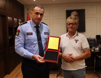 Unioni i Gazetarëve Shqiptarë, qarku Fier, vlerëson me Certifikatë të Mirënjohjes Drejtorin e Përgjithshëm të Policisë së Shtetit, Drejtues Madhor Ilir Proda