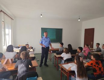 Kukës/Vijojnë takimet informuese dhe sensibilizuese në shkolla