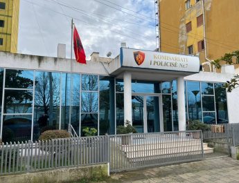 Vorë/I morën me dhunë një 27-vjeçari, në rrugë, një shumë parash dhe 3 celularë, arrestohen 2 shtetas