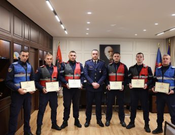 Policia e Shtetit/Drejtori i Përgjithshëm i Policisë së Shtetit iu akordon 6 punonjësve të Policisë, Certifikata për Shërbime të Dalluara