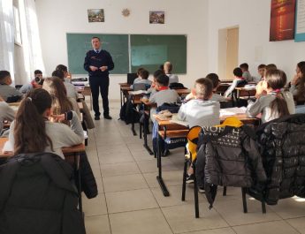 Kukës/Vijojnë takimet informuese dhe sensibilizuese në shkolla