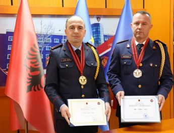 Universiteti i Tiranës akordon Medalje Ari/Argjendi në “Master Ekzekutiv në Kriminalogji”, për 2 punonjësit e Policisë, Drejtues Altin Mena dhe Kryekomisar Oliger Torba