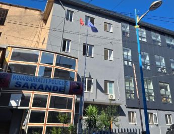 Sarandë/U kap duke vjedhur arkën e kishës arrestohet në flagrancë autori, i dyshuar edhe për 3 vjedhje të tjera në zonë