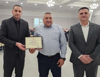 Drejtori i Përgjithshëm Ilir Proda i akordon “Certifikatë për Shërbime të Dalluara”, inspektorit Marsel Bicja