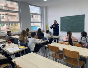 Durrës/Vijojnë orët edukative në institucionet arsimore në të gjithë qarkun