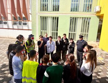 Tiranë/Vijon programi “Siguria e të rinjve”