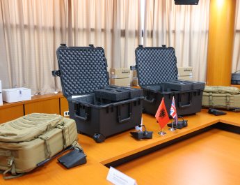 Pajisje të teknologjisë bashkëkohore i dhurohen Policisë së Shtetit, nga Zyra e Operacioneve Ndërkombëtare e Ministrisë së Brendshme të Mbretërisë së Bashkuar (HOIO)