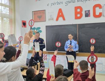 Gjirokastër/Vijojnë takimet informuese dhe sensibilizuese në shkolla