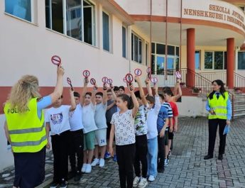 Fier/Zhvillohen takime ndërgjegjësuese me nxënësit e shkollave 9-vjeçare