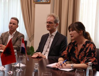 Drejtori i Përgjithshëm Skender Hita mirëpriti në ambientet e DPPSh-së, Ambasadorin e Holandës, Sh. T. Z. Reinout Vos dhe Oficerin e Kontaktit të Holandës
