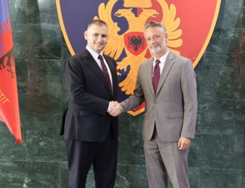 Drejtori i Përgjithshëm Skender Hita mirëpriti në takim prezantues, Ambasadorin e Mbretërisë së Suedisë në Shqipëri