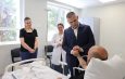 Drejtori i Përgjithshëm Skender Hita viziton në spitalin e Traumës, punonjësin e Policisë Edison Adri