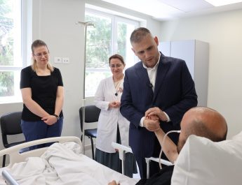Drejtori i Përgjithshëm Skender Hita viziton në spitalin e Traumës, punonjësin e Policisë Edison Adri
