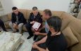 Drejtori i Përgjithshëm Skender Hita i dorëzon familjes së Dëshmorit të Atdheut, medaljen e mirënjohjes