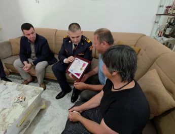 Drejtori i Përgjithshëm Skender Hita i dorëzon familjes së Dëshmorit të Atdheut, medaljen e mirënjohjes