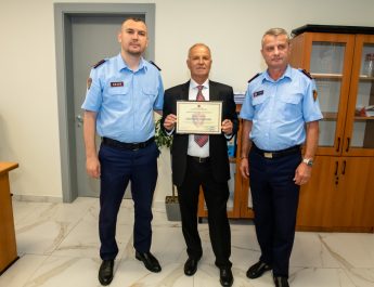 Dibër/Drejtori i Përgjithshëm Skender Hita vlerëson me Certifikatën e Karrierës, Inspektor Osman Jonuzin