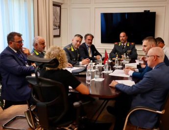 Drejtori i Përgjithshëm Skender Hita pret në takim, Komandantin e Operacioneve Ajrore Detare të Guardia di Finanza-s