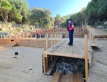 Pasditen e sotme, Drejtues Madhor Skender Hita dhe Kryeinspektori i IKMT-së, Afrim Qendro, morën pjesë në operacionin për prishjen e një ndërtimi pa leje, në Karaburun