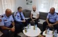 Drejtori i Përgjithshëm Skender Hita vizitoi në banesë, punonjësin e Policisë Edison Adri, i cili u plagos gjatë një operacioni policor në malin e Bodenit