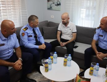 Drejtori i Përgjithshëm Skender Hita vizitoi në banesë, punonjësin e Policisë Edison Adri, i cili u plagos gjatë një operacioni policor në malin e Bodenit