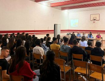 Elbasan/Zhvillohen takime me nxënësit dhe drejtuesit e disa shkollave, për sigurinë në shkolla